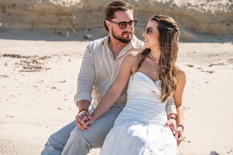 nsaio pré‑wedding nas pequenas dunas próximas a Iguape, onde o vento e a textura da areia criaram um clima cinematográfico'