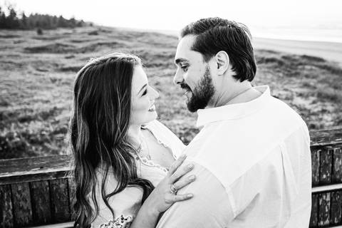 O momento em que o tempo finalmente abriu, revelando um céu azul suave que transformou o ensaio em um cenário perfeito para registrar o amor do casal.'