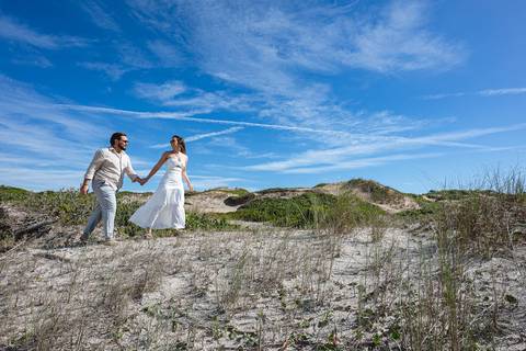 nsaio pré‑wedding nas pequenas dunas próximas a Iguape, onde o vento e a textura da areia criaram um clima cinematográfico'