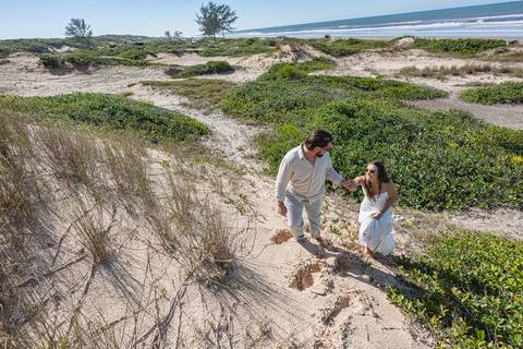 nsaio pré‑wedding nas pequenas dunas próximas a Iguape, onde o vento e a textura da areia criaram um clima cinematográfico'