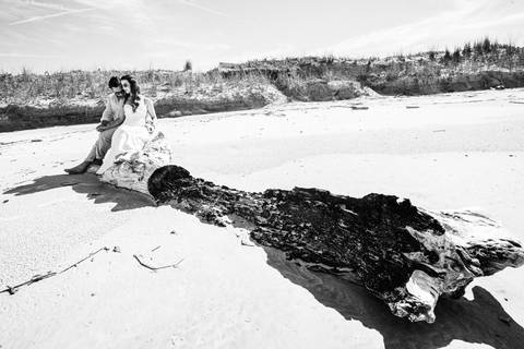 nsaio pré‑wedding nas pequenas dunas próximas a Iguape, onde o vento e a textura da areia criaram um clima cinematográfico'
