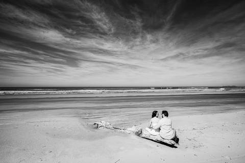 nsaio pré‑wedding nas pequenas dunas próximas a Iguape, onde o vento e a textura da areia criaram um clima cinematográfico'