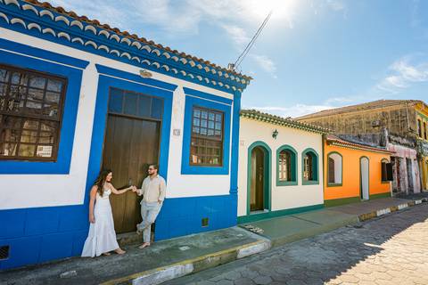 Registro feito na charmosa cidade de Cananéia, com suas ruas tranquilas e atmosfera acolhedora que completaram o ensaio com um toque especial.'
