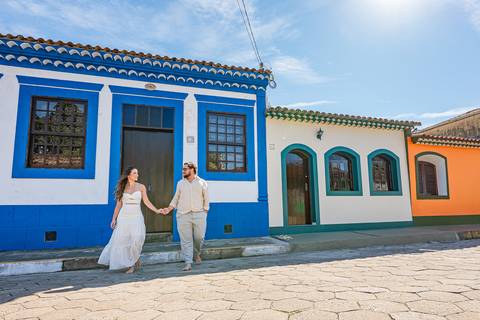 O pôr do sol em Cananéia iluminando o casal com tons quentes, encerrando o ensaio pré‑wedding com uma luz perfeita e cheia de significado.'