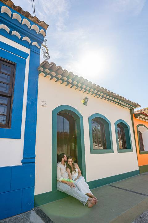 O pôr do sol em Cananéia iluminando o casal com tons quentes, encerrando o ensaio pré‑wedding com uma luz perfeita e cheia de significado.'