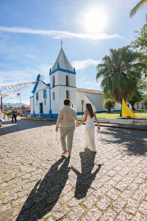 O pôr do sol em Cananéia iluminando o casal com tons quentes, encerrando o ensaio pré‑wedding com uma luz perfeita e cheia de significado.'