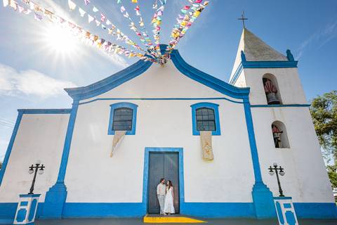 O pôr do sol em Cananéia iluminando o casal com tons quentes, encerrando o ensaio pré‑wedding com uma luz perfeita e cheia de significado.'