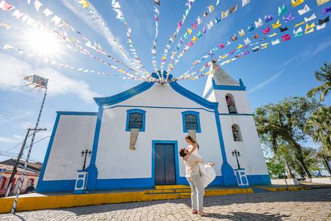 O pôr do sol em Cananéia iluminando o casal com tons quentes, encerrando o ensaio pré‑wedding com uma luz perfeita e cheia de significado.'