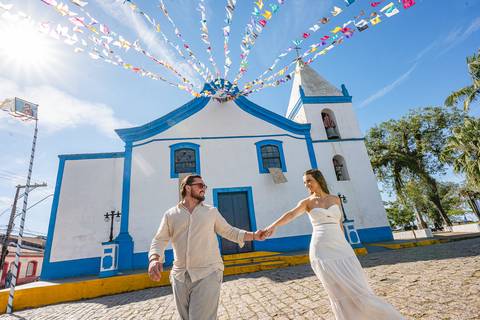 O pôr do sol em Cananéia iluminando o casal com tons quentes, encerrando o ensaio pré‑wedding com uma luz perfeita e cheia de significado.'