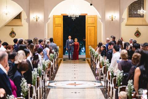 O momento mais marcante: Sayuri, filha do casal, entregou as alianças, enchendo a igreja de emoção e simbolizando o amor da família.'