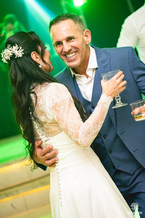A festa na Villa Viana celebrou o amor de Karen e Peterson com buffet impecável, alegria contagiante e uma noite inesquecível.'