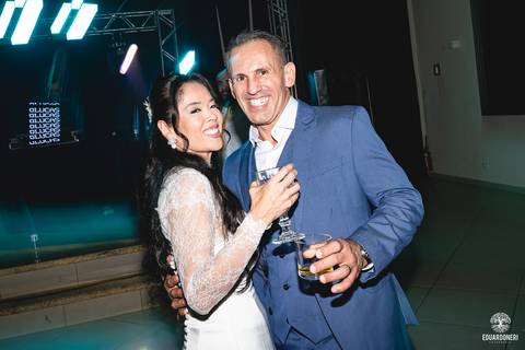 A festa na Villa Viana celebrou o amor de Karen e Peterson com buffet impecável, alegria contagiante e uma noite inesquecível.'