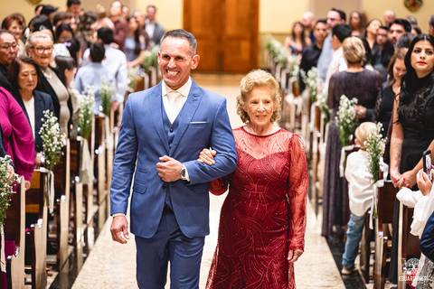O momento mais marcante: Sayuri, filha do casal, entregou as alianças, enchendo a igreja de emoção e simbolizando o amor da família.'