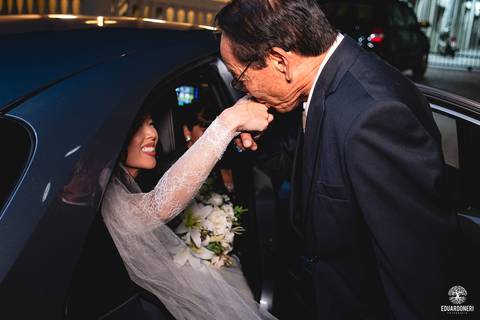 O momento mais marcante: Sayuri, filha do casal, entregou as alianças, enchendo a igreja de emoção e simbolizando o amor da família.'