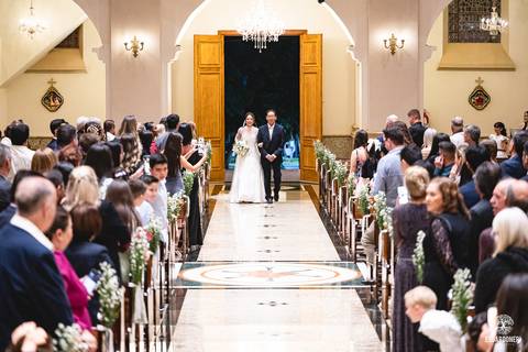 O momento mais marcante: Sayuri, filha do casal, entregou as alianças, enchendo a igreja de emoção e simbolizando o amor da família.'