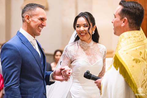 O momento mais marcante: Sayuri, filha do casal, entregou as alianças, enchendo a igreja de emoção e simbolizando o amor da família.'