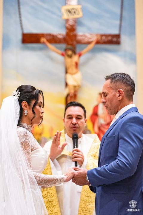 O momento mais marcante: Sayuri, filha do casal, entregou as alianças, enchendo a igreja de emoção e simbolizando o amor da família.'