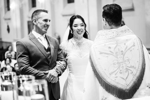 O momento mais marcante: Sayuri, filha do casal, entregou as alianças, enchendo a igreja de emoção e simbolizando o amor da família.'