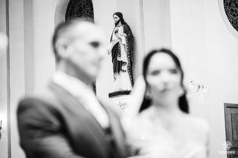 O momento mais marcante: Sayuri, filha do casal, entregou as alianças, enchendo a igreja de emoção e simbolizando o amor da família.'