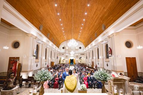 O momento mais marcante: Sayuri, filha do casal, entregou as alianças, enchendo a igreja de emoção e simbolizando o amor da família.'