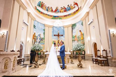 O momento mais marcante: Sayuri, filha do casal, entregou as alianças, enchendo a igreja de emoção e simbolizando o amor da família.'