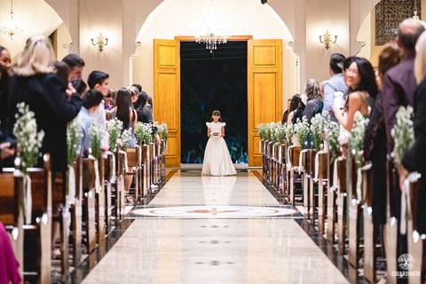 O momento mais marcante: Sayuri, filha do casal, entregou as alianças, enchendo a igreja de emoção e simbolizando o amor da família.'