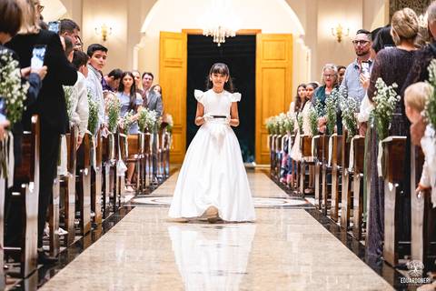 O momento mais marcante: Sayuri, filha do casal, entregou as alianças, enchendo a igreja de emoção e simbolizando o amor da família.'