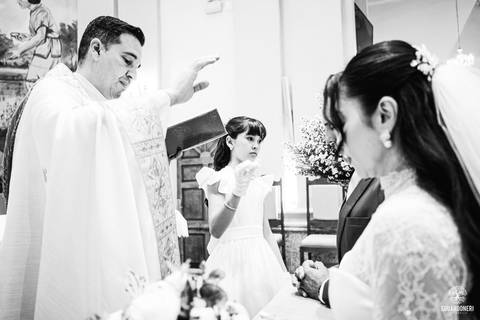 O momento mais marcante: Sayuri, filha do casal, entregou as alianças, enchendo a igreja de emoção e simbolizando o amor da família.'