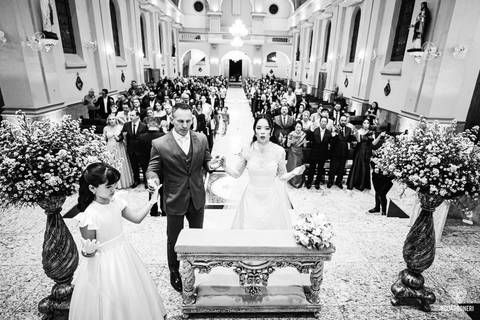 O momento mais marcante: Sayuri, filha do casal, entregou as alianças, enchendo a igreja de emoção e simbolizando o amor da família.'
