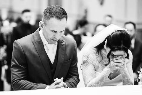 O momento mais marcante: Sayuri, filha do casal, entregou as alianças, enchendo a igreja de emoção e simbolizando o amor da família.'