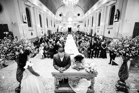 O momento mais marcante: Sayuri, filha do casal, entregou as alianças, enchendo a igreja de emoção e simbolizando o amor da família.'