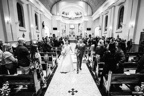 O momento mais marcante: Sayuri, filha do casal, entregou as alianças, enchendo a igreja de emoção e simbolizando o amor da família.'