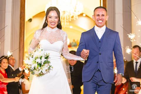 O momento mais marcante: Sayuri, filha do casal, entregou as alianças, enchendo a igreja de emoção e simbolizando o amor da família.'