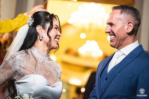 O momento mais marcante: Sayuri, filha do casal, entregou as alianças, enchendo a igreja de emoção e simbolizando o amor da família.'