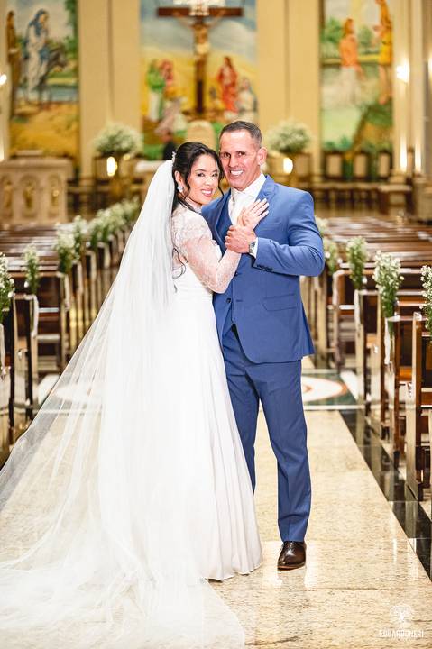 O momento mais marcante: Sayuri, filha do casal, entregou as alianças, enchendo a igreja de emoção e simbolizando o amor da família.'