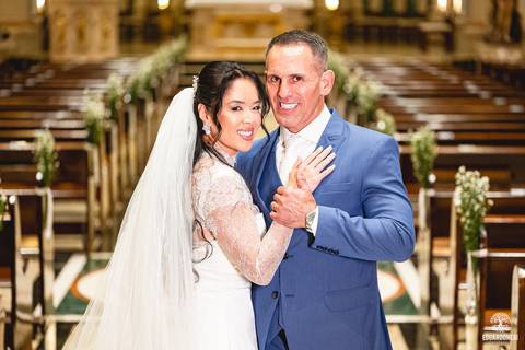 O momento mais marcante: Sayuri, filha do casal, entregou as alianças, enchendo a igreja de emoção e simbolizando o amor da família.'