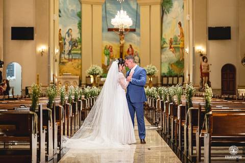 O momento mais marcante: Sayuri, filha do casal, entregou as alianças, enchendo a igreja de emoção e simbolizando o amor da família.'