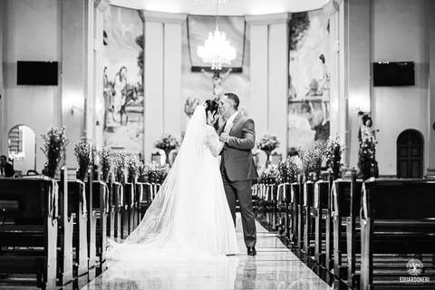 O momento mais marcante: Sayuri, filha do casal, entregou as alianças, enchendo a igreja de emoção e simbolizando o amor da família.'