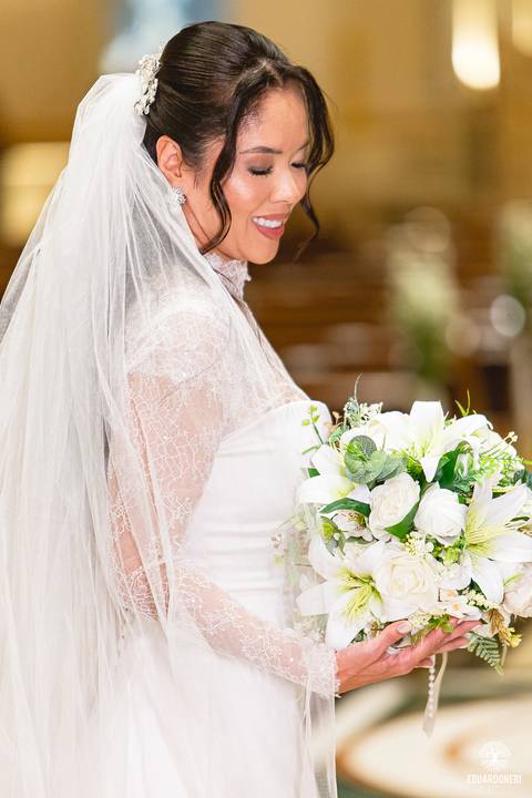 O momento mais marcante: Sayuri, filha do casal, entregou as alianças, enchendo a igreja de emoção e simbolizando o amor da família.'