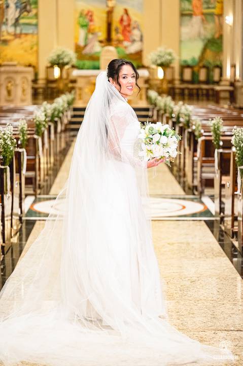 O momento mais marcante: Sayuri, filha do casal, entregou as alianças, enchendo a igreja de emoção e simbolizando o amor da família.'