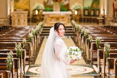 O momento mais marcante: Sayuri, filha do casal, entregou as alianças, enchendo a igreja de emoção e simbolizando o amor da família.'