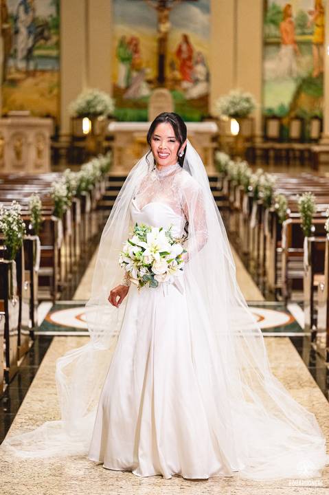 O momento mais marcante: Sayuri, filha do casal, entregou as alianças, enchendo a igreja de emoção e simbolizando o amor da família.'