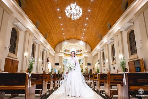 O momento mais marcante: Sayuri, filha do casal, entregou as alianças, enchendo a igreja de emoção e simbolizando o amor da família.'