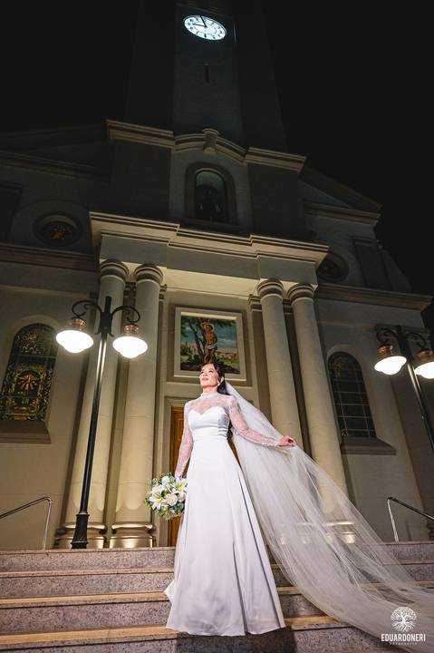 O momento mais marcante: Sayuri, filha do casal, entregou as alianças, enchendo a igreja de emoção e simbolizando o amor da família.'