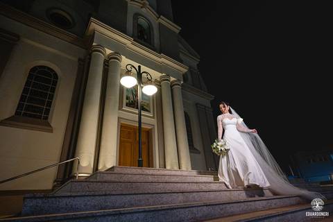 O momento mais marcante: Sayuri, filha do casal, entregou as alianças, enchendo a igreja de emoção e simbolizando o amor da família.'
