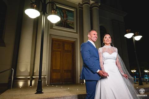 O momento mais marcante: Sayuri, filha do casal, entregou as alianças, enchendo a igreja de emoção e simbolizando o amor da família.'