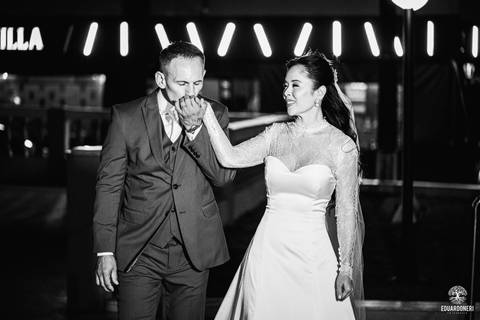 O momento mais marcante: Sayuri, filha do casal, entregou as alianças, enchendo a igreja de emoção e simbolizando o amor da família.'