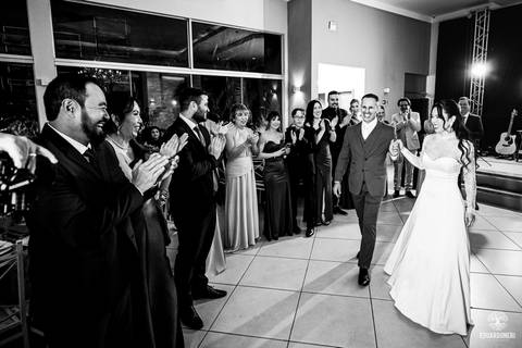 A festa na Villa Viana celebrou o amor de Karen e Peterson com buffet impecável, alegria contagiante e uma noite inesquecível.'