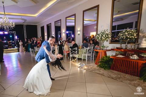 A festa na Villa Viana celebrou o amor de Karen e Peterson com buffet impecável, alegria contagiante e uma noite inesquecível.'