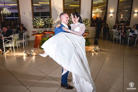 A festa na Villa Viana celebrou o amor de Karen e Peterson com buffet impecável, alegria contagiante e uma noite inesquecível.'